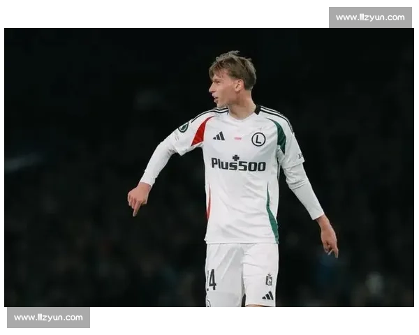 门兴求购焦乌科夫斯基遇阻！球员铁心加盟罗马，红狼领跑争夺战